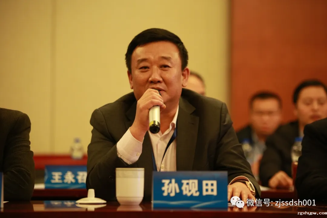 孙砚田执行会长宣布向zgxhypw2025年新春联谊会赞助10万元红酒